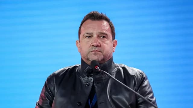 N. Plakias: Kommentar zur Partei «Die Welle» und M. Karystianou