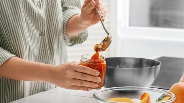 12 nützliche hausgemachte Konserven, die das ganze Jahr halten