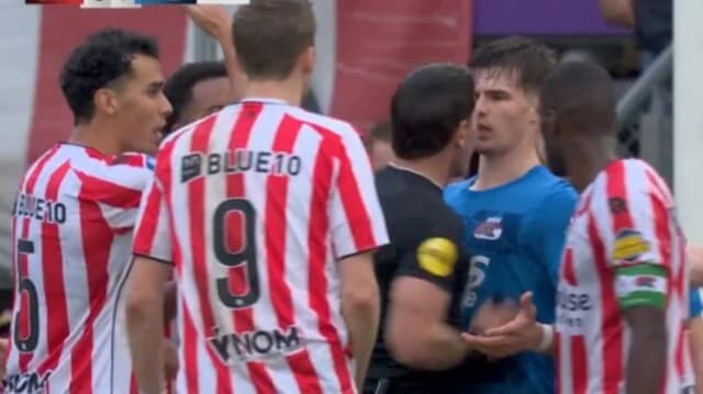 Video: El árbitro Danny Makkelie empuja a un jugador del Alkmaar