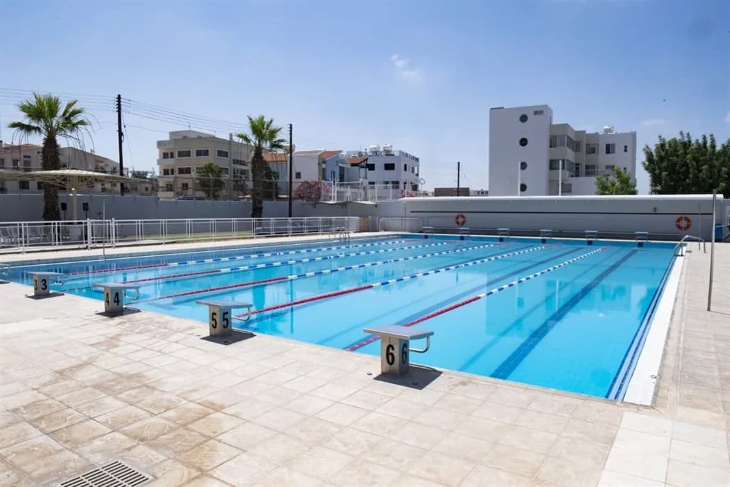 Schwimmbad Nikosia: Beschwerden über Überfüllung im Programm 'Sport für Alle'