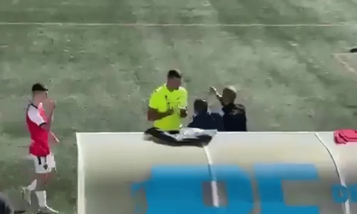 España: Padre amenaza a entrenador con machete por tiempo de juego de su hijo
