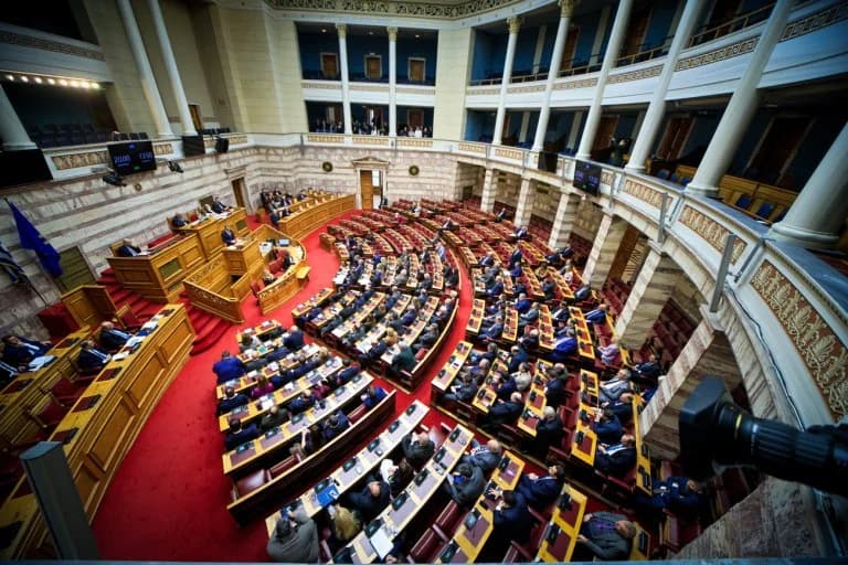 反对派对议会中关于希腊邮政会议的推迟表示愤怒