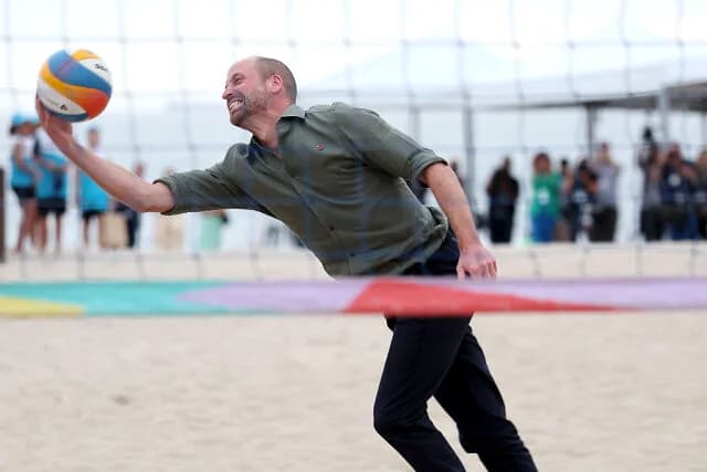 Prinz William spielt Beachvolleyball in Copacabana