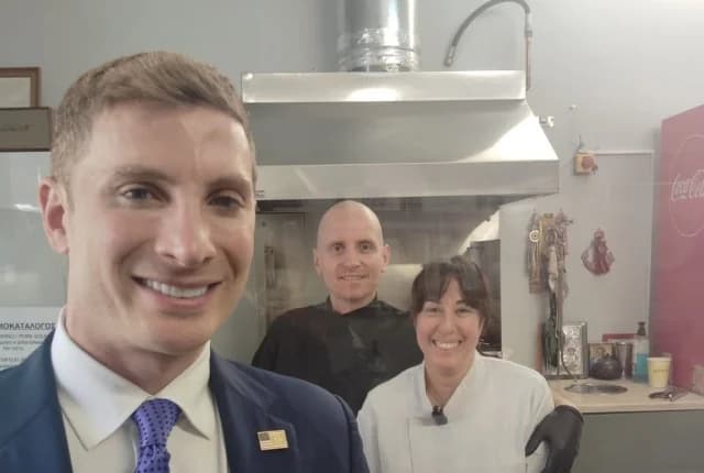 El asesor de Trump, Jacob Helberg, visto comiendo souvlaki en Atenas