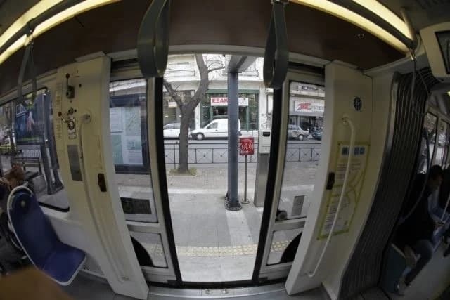 Αθήνα: Πρόστιμο σε οδηγό για παράνομη στάθμευση σε γραμμές Τραμ