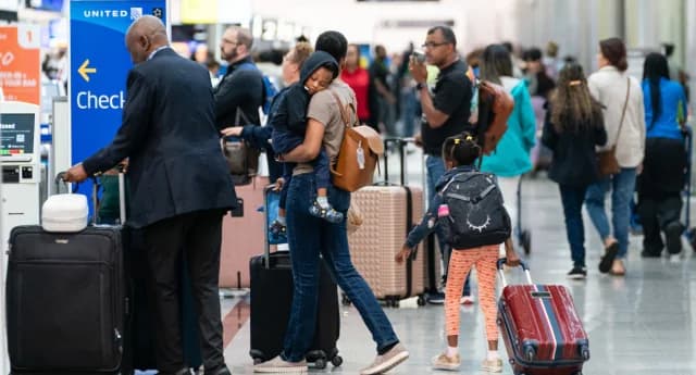 US Airport Disruptions Due to Shutdown: Over 800 Flights Canceled