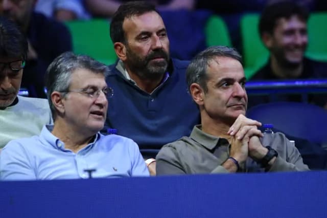 Μητσοτάκης παρακολούθησε τον τελικό Τζόκοβιτς-Μουζέτι στην Αθήνα