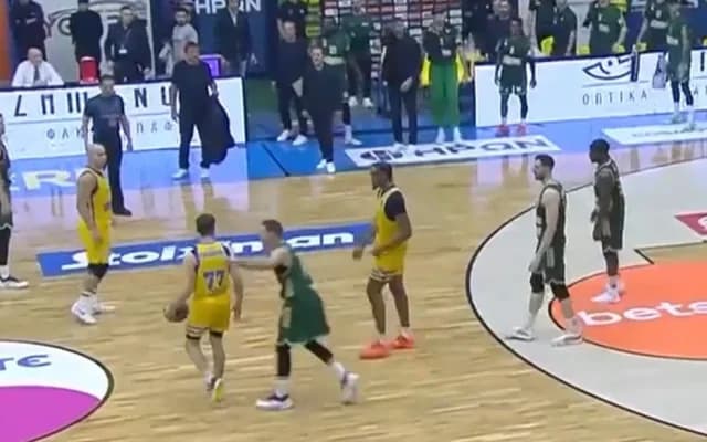 Kostas Sloukas: Falta de juego limpio a un joven jugador de Peristeri