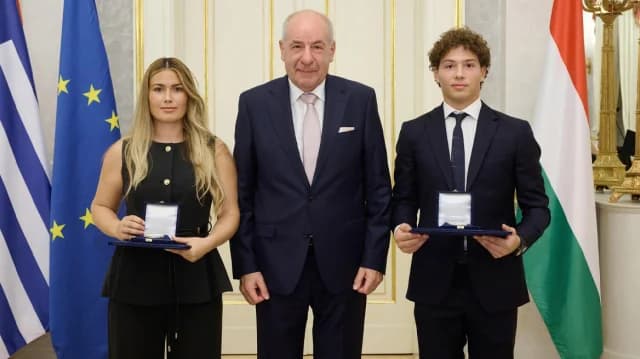 El presidente húngaro premia a Anastasios Garipis por rescate marítimo