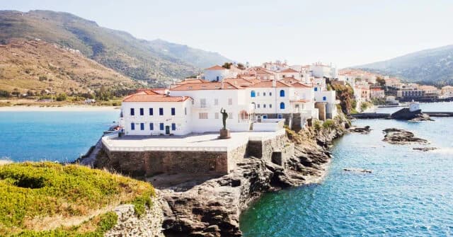 Η Άνδρος ανακηρύχθηκε κορυφαίος προορισμός πεζοπορίας στην Ελλάδα από Βρετανούς
