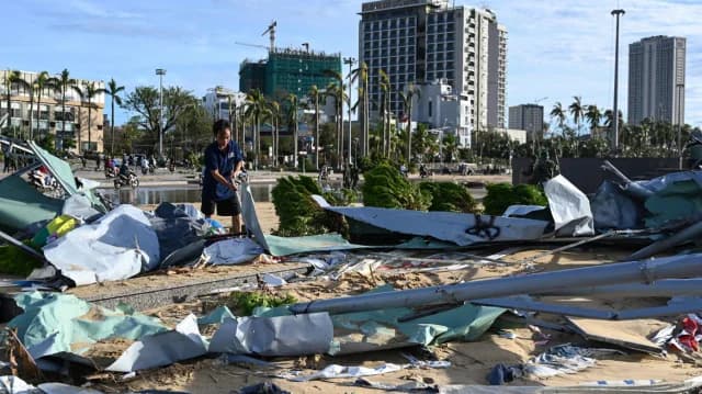 Вьетнам: трое мужчин выжили 40 часов в море после тайфуна Кальмаэги