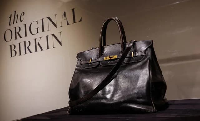 El bolso Birkin de Jane Birkin se exhibe en Tokio