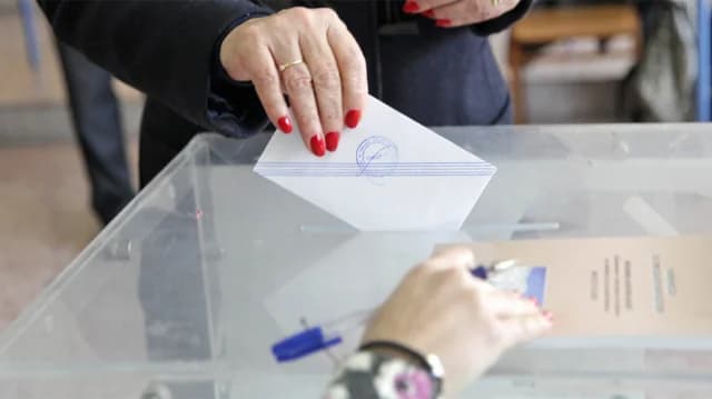 Δημοσκόπηση RealPolls: Η ΝΔ προηγείται, πτώση για την Πλεύση Ελευθερίας