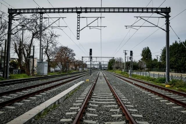 Ακινητοποίηση αμαξοστοιχίας Θεσσαλονίκη - Λάρισα: Καθυστερήσεις και αποζημιώσεις