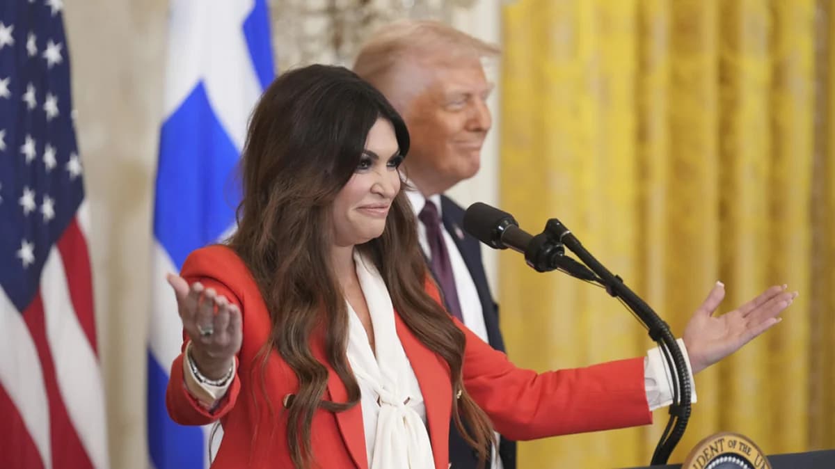 קימברלי גילפויל: דיון על המונח 'שגרירה' ביוון