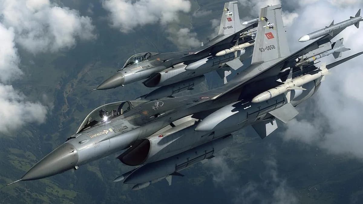 Türkische F-16 verletzen FIR Nikosia während Militärparade