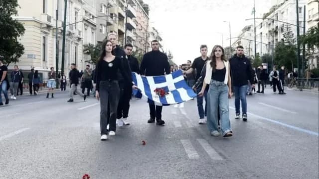 בתה של פופי גנימטה בצעדה לציון יום השנה למרד הפוליטכניון עם דגל מגואל בדם