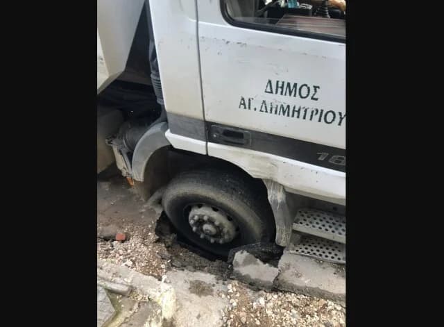 Garbage Truck Stuck in Sinkhole in Agios Dimitrios – Municipality Protests to EYDAP