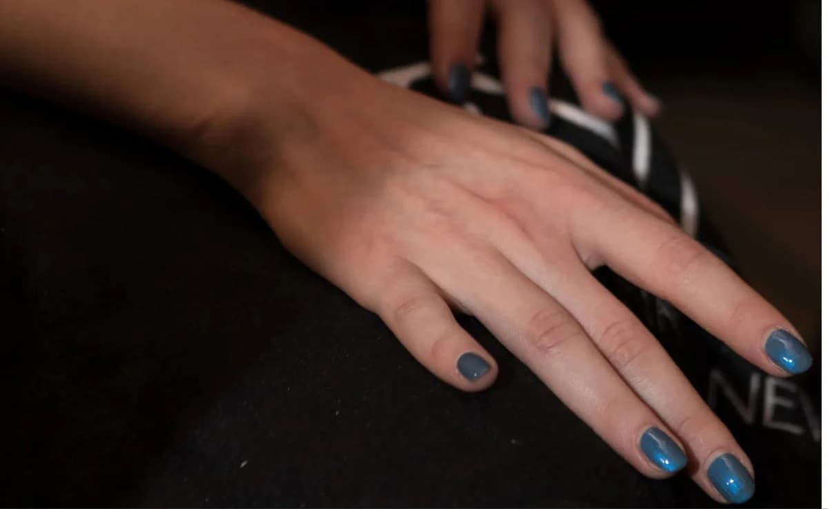 Velvet Nails: Η τάση μανικιούρ για κοντά νύχια