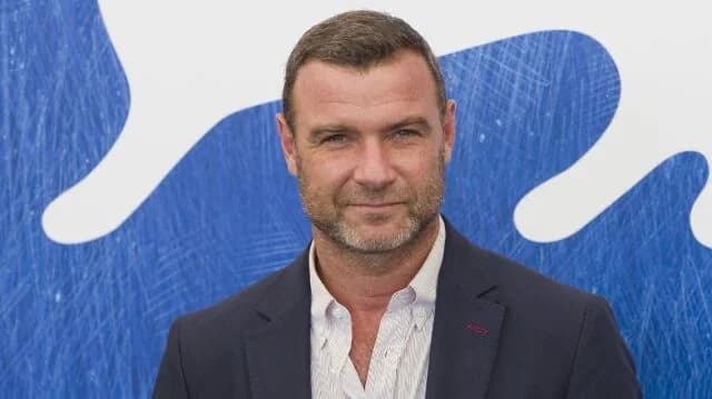 Liev Schreiber: Nach plötzlichen Kopfschmerzen ins Krankenhaus gebracht
