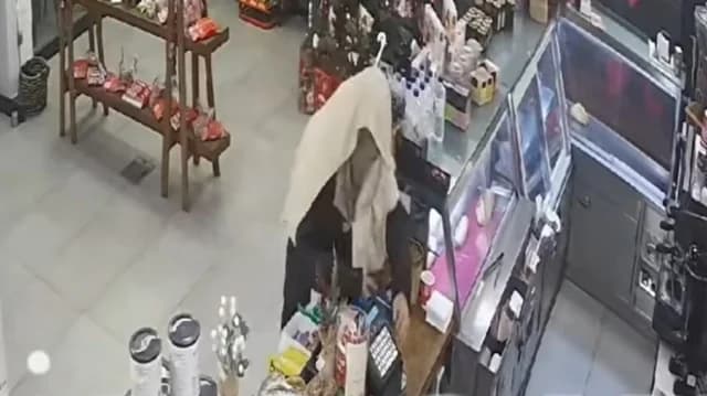 Αδέξια ληστεία σε καφέ της Ηλείας με κουβέρτα και κατσαβίδι