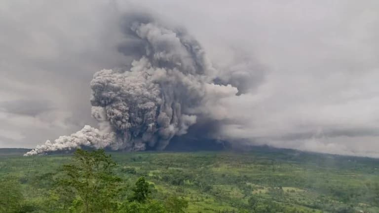 Semeru Volcano Erupts in Indonesia – Ash Cloud Videos