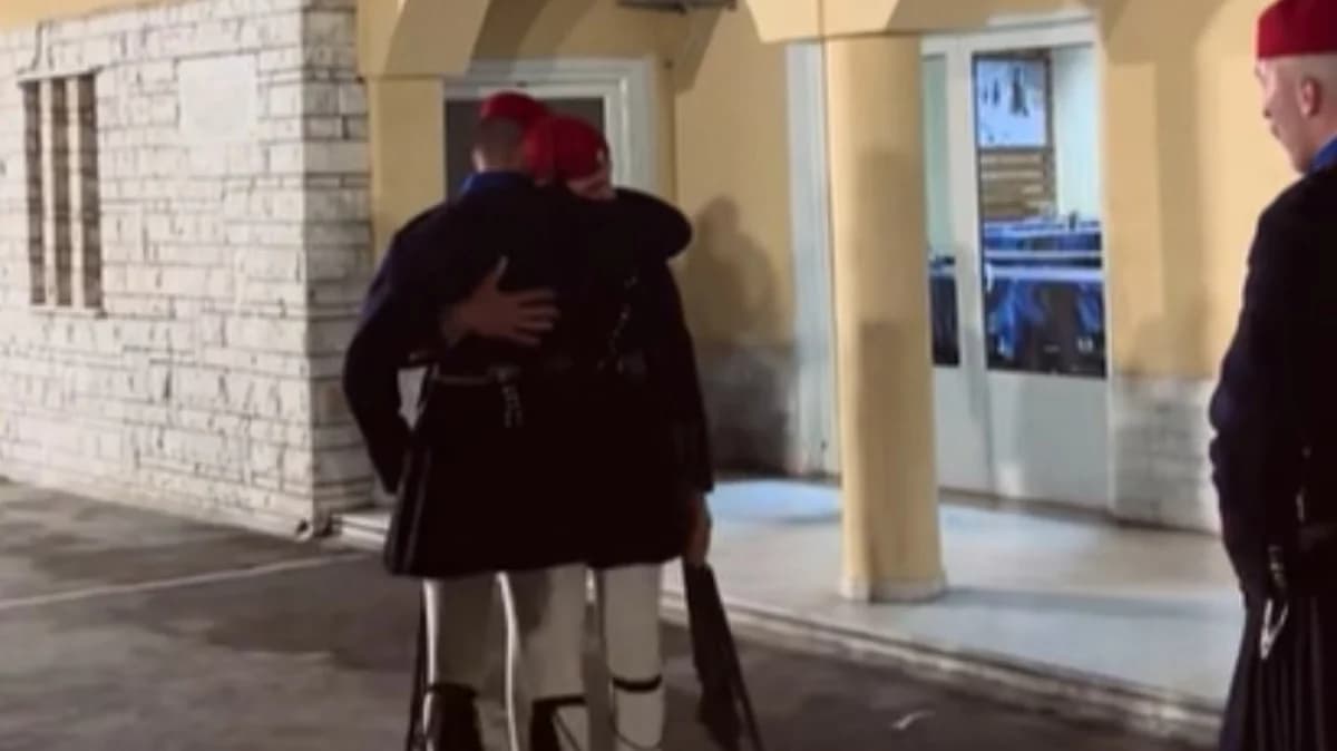 סרטון מרגש: חיילי האווזונים נפרדים ממשמר הנשיאות