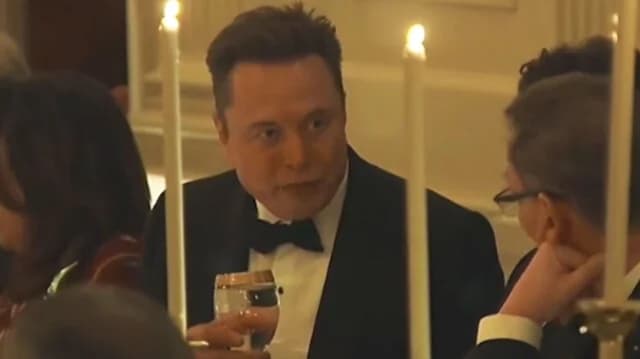 Elon Musk fragt Bourla, ob Bin Salman ein Terrorist ist - Video