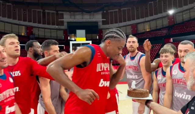 Kostas Antetokounmpo: Geburtstag mit Kuchen und 'Fatouro' im SEF