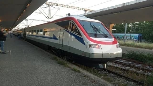 Βλάβη ακινητοποίησε αμαξοστοιχία Πειραιάς-Κιάτο – Καθυστερήσεις στον Προαστιακό