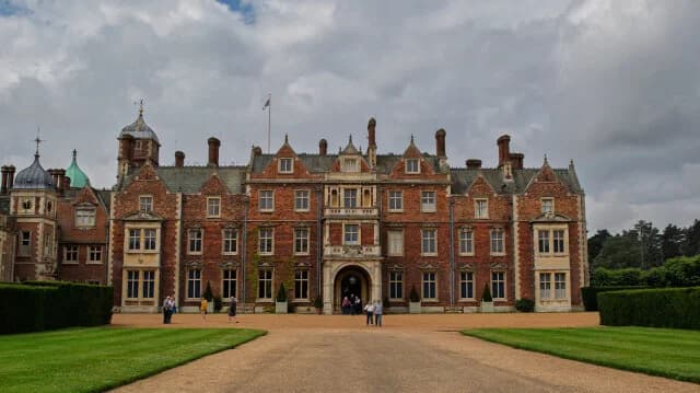 La Familia Real Británica: Una Cartera Inmobiliaria de 8.200 Millones de Euros