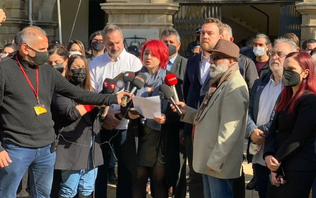 Απειλές κατά Τ/κ δημοσιογράφου Πινάρ Μπαρούτ: «Ξέρουμε σε ποιο σχολείο πάνε τα παιδιά σου»