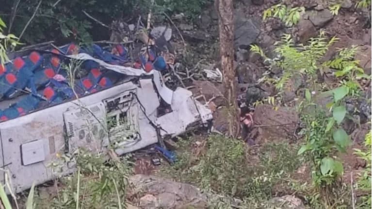 Κολομβία: Τουλάχιστον 10 νεκροί σε πτώση λεωφορείου με μαθητές σε γκρεμό