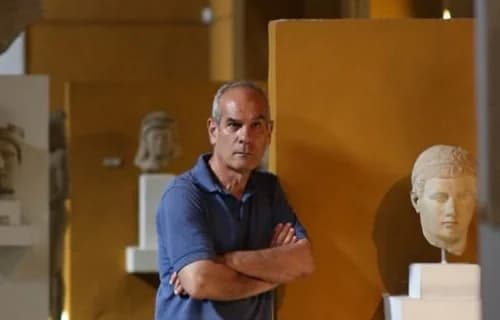 Lefteris Olympios: Ausstellung inspiriert von zypriotischer Geschichte und westlicher Kultur