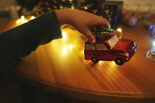הורים שלא קונים מתנות חג מולד לילדיהם: טרנד חדש?