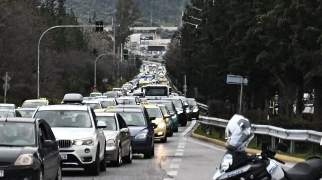 Verkehrsbehinderung auf der Mesogeion Avenue aufgrund eines liegengebliebenen Fahrzeugs