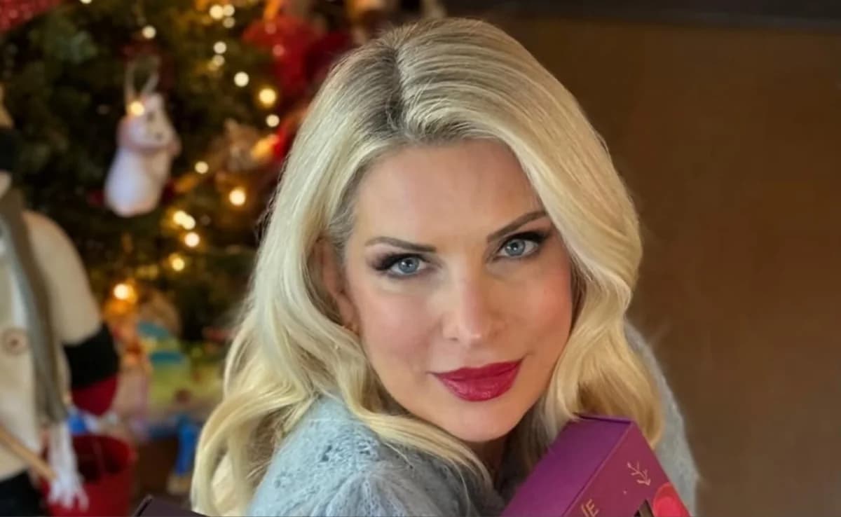 Eleni Menegaki: Beeindruckender Weihnachtsbaum und festliche Posen