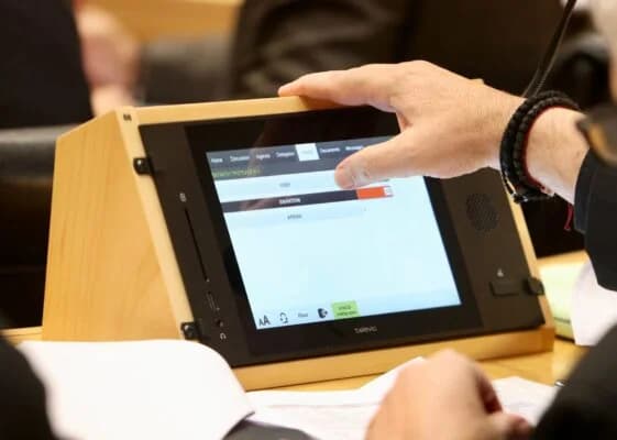ויכוח בפרלמנט על גריבאס: מי הצביע בעד ומי נגד התיקון