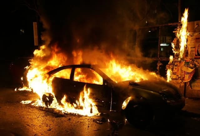 Incendio de vehículo: la policía investiga un posible incendio provocado
