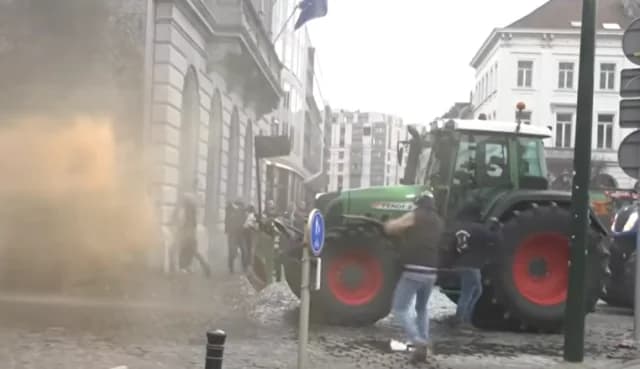 Bruselas: Enfrentamientos y gases lacrimógenos en protesta de agricultores