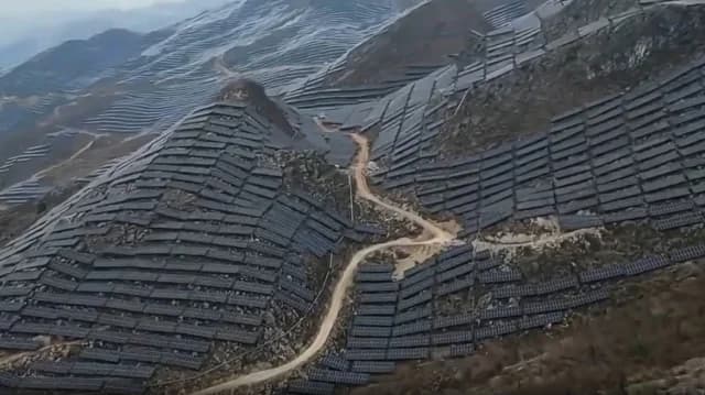 סין: פאנלים סולאריים מכסים הרים שלמים במחוז גוויג'ואו