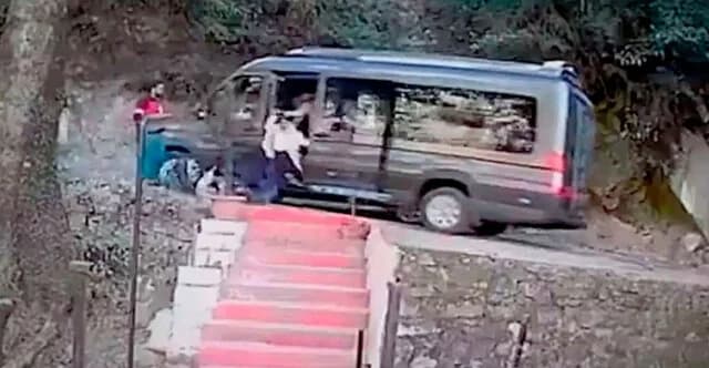 Impactante video: Pasajeros saltan de camioneta que cae por un precipicio en India