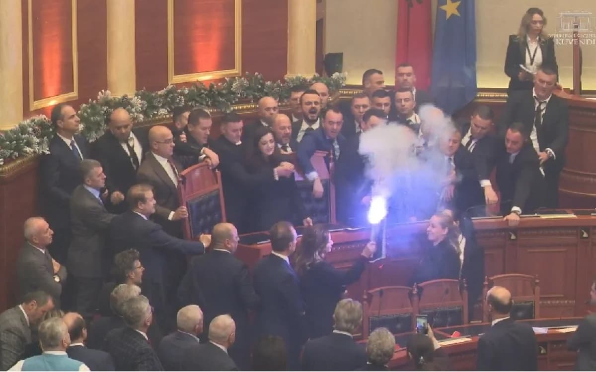 מתיחות בפרלמנט האלבני: עימותים ורימוני עשן