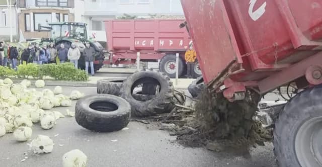 Γαλλία: Αγρότες διαμαρτύρονται έξω από την εξοχική κατοικία του Μακρόν