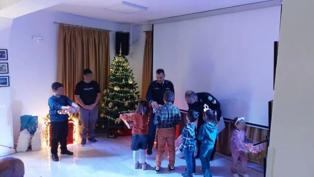 Celebración navideña con regalos para estudiantes en Agathonisi