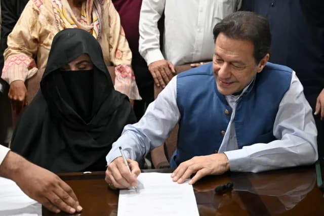 Pakistan: Imran Khan und Frau zu 17 Jahren Haft verurteilt