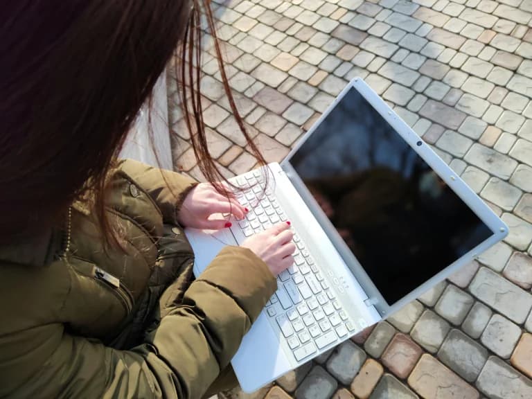 Крит: 28-летний мужчина опубликовал в Интернете обнаженные фотографии 15-летней девочки