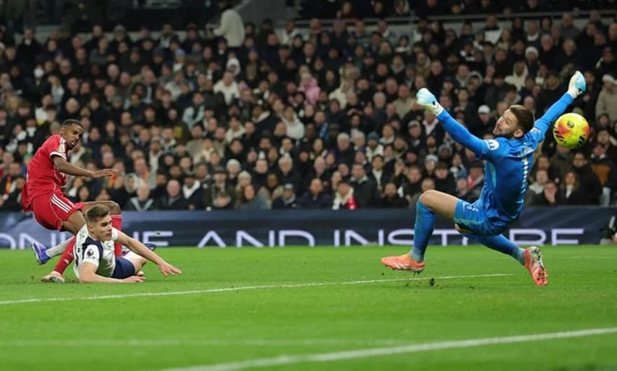 Liverpool - Tottenham 1-2: Victory with Isak injury worry