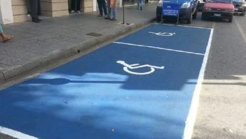 Zypern: Mitarbeiterin nach Frage zu illegalem Parken auf Behindertenparkplätzen entlassen