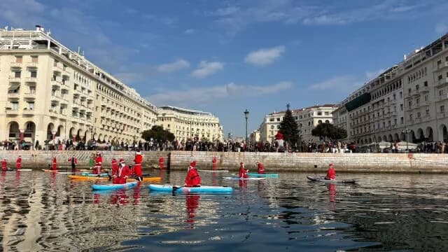 «Santa SUP» בסלוניקי: חתירת חג המולד במפרץ תרמאיקוס